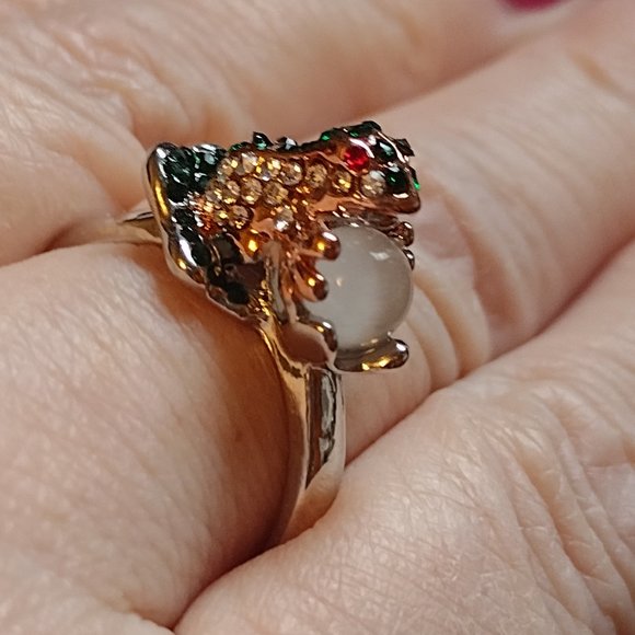 Silver and green rhinestone Frog ring.  Frog is holding a dew drop - Picture 2 of 5